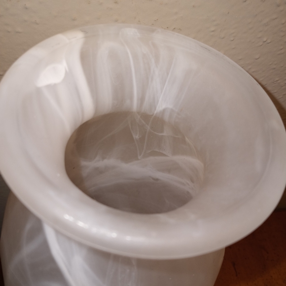 Frosted Swirl Glass Vase - Picture 4 of 7